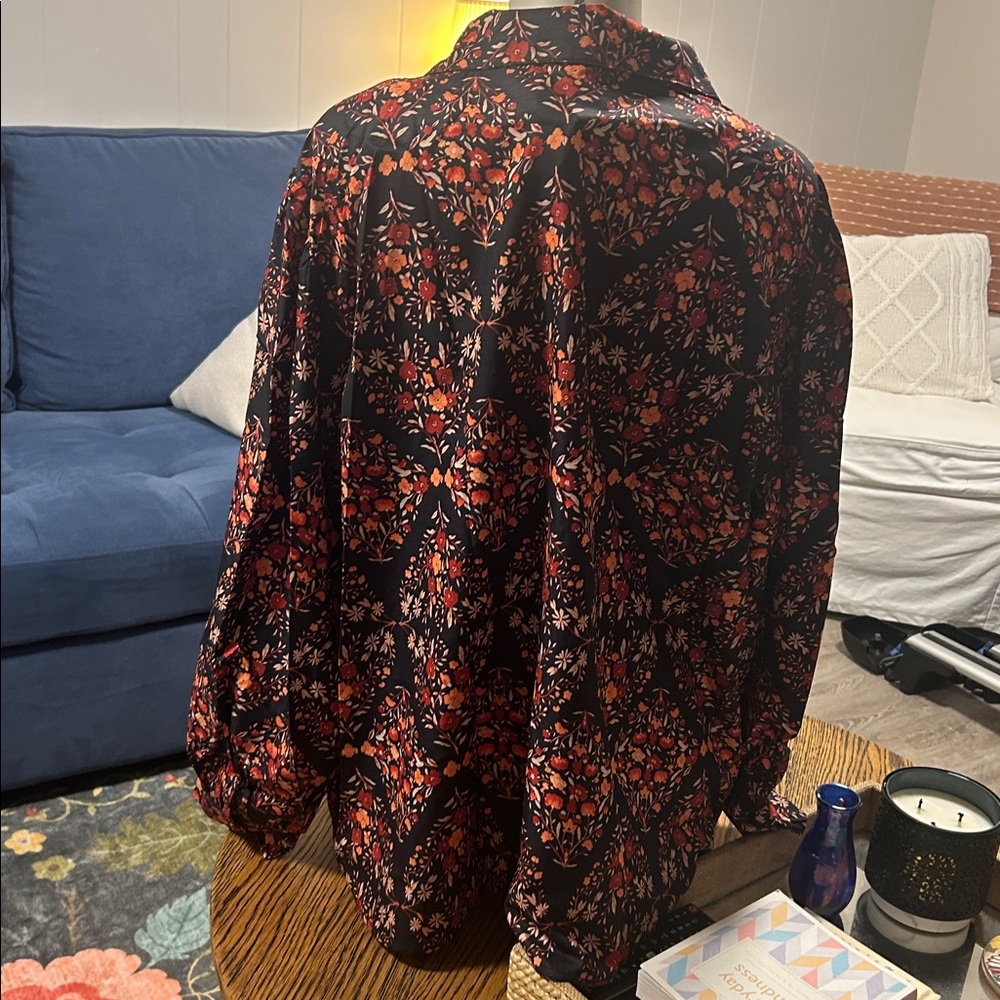 Floral Button-Up Blouse - Picture 4 of 4